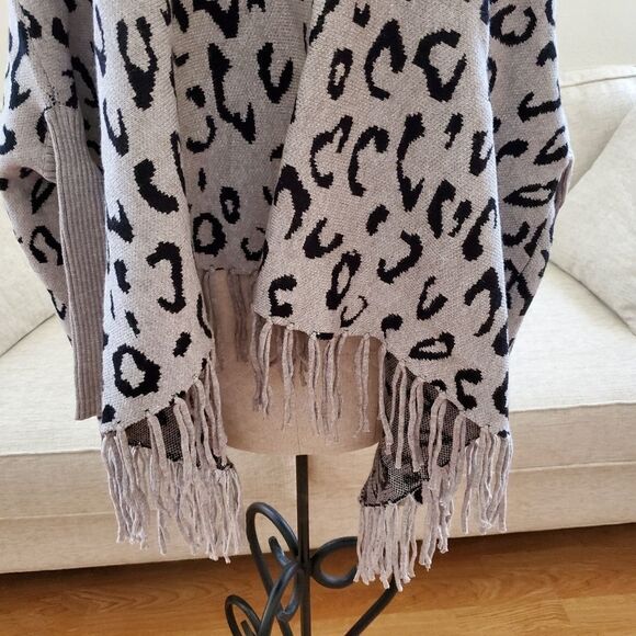 Love Token Fringe Poncho in Leopard sz Med/Large - Picture 4 of 11